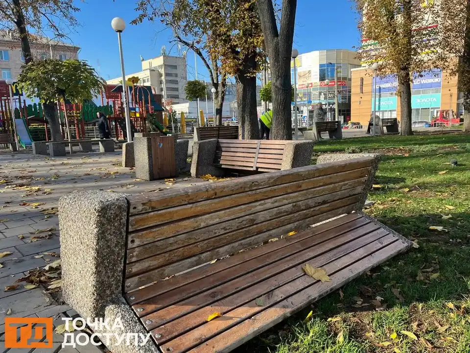 Знайшли, хто перевернув 13 лавок у Центральному сквері в Кропивницькому