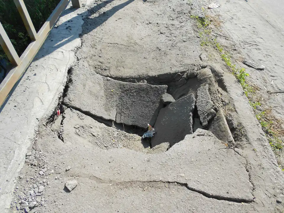 Небезпечний міст та смітник на вулиці Київській (ФОТОФАКТ) фото 1