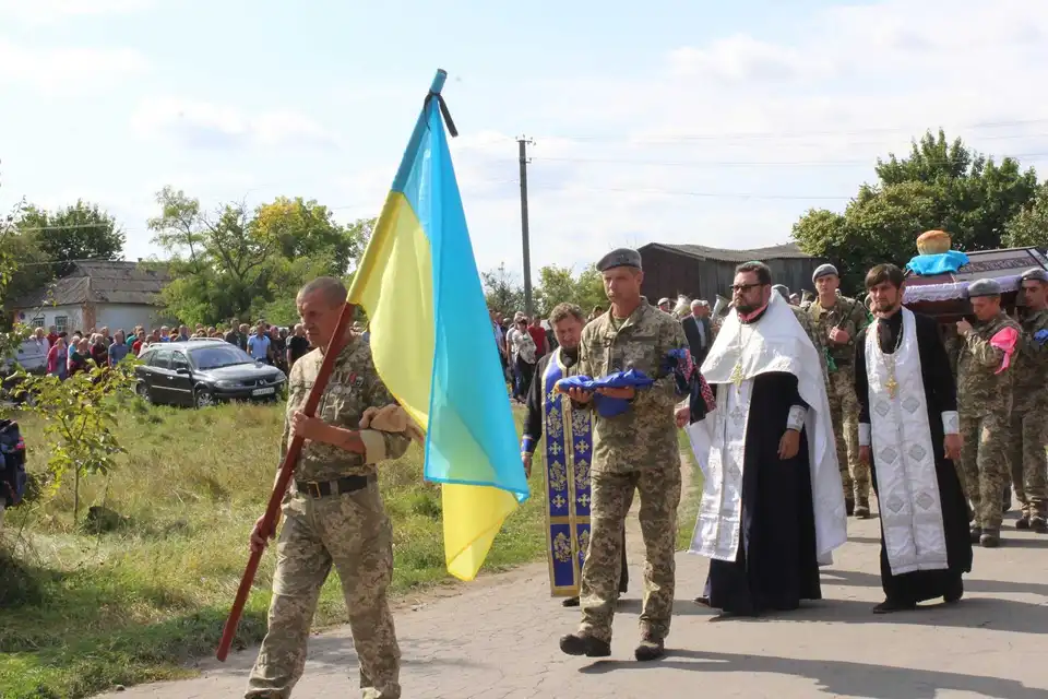 На Кіровоградщині в останню путь провели загиблого на сході України військового (ФОТО)