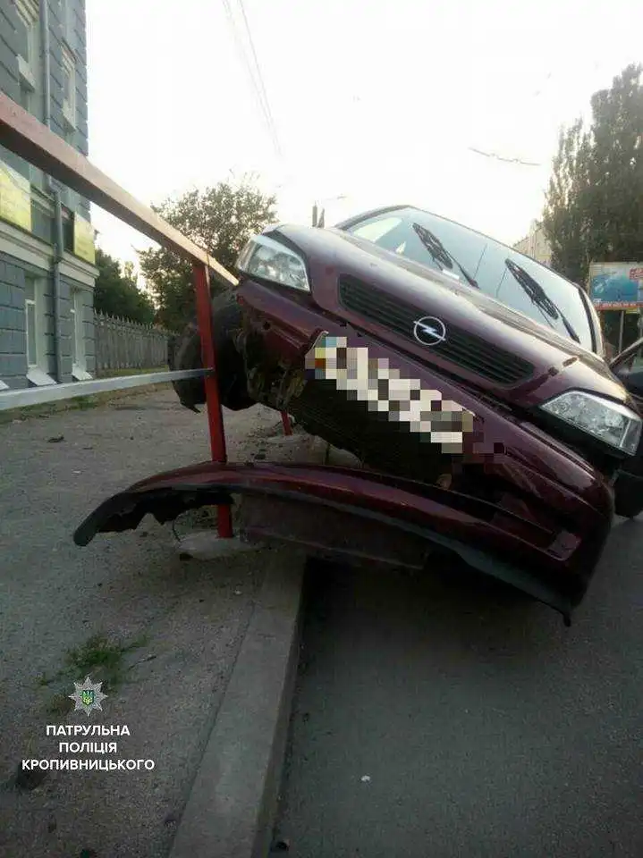 У Кропивницькому п’яна жінка на Opel влетіла в паркан і стала «на ребро» (ФОТО)