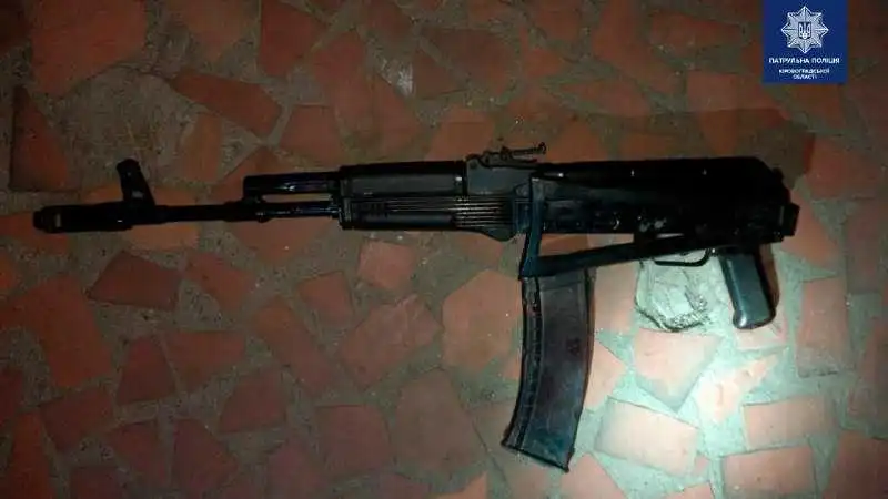 У Кpопивницькому затpимали п’яного чоловіка з автоматом (ФОТО)