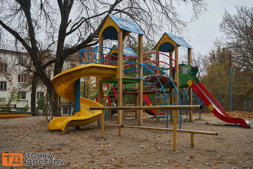 Дитячий майданчик у Кропивницькому по вул. Архангельська 46