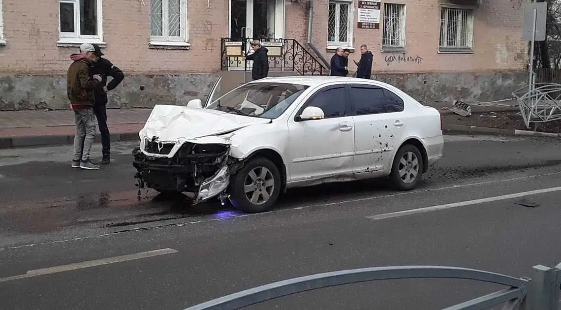 У Кропивницькому неподалік школи водій автомобіля "Skoda" врізався у паркан (ФОТО) фото 1