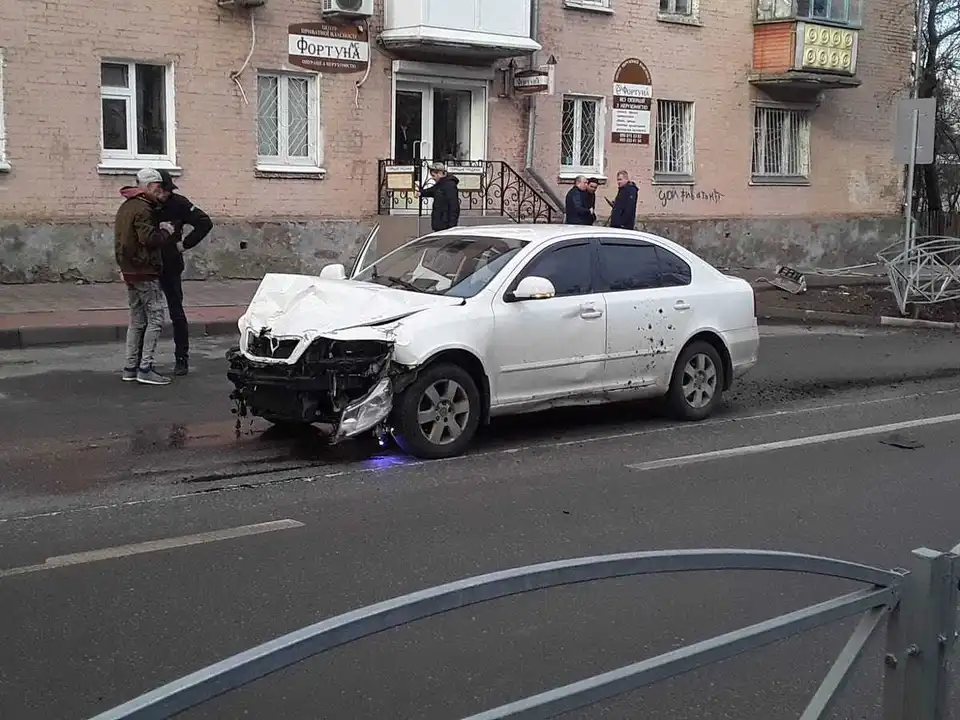 У Кропивницькому неподалік школи водій автомобіля "Skoda" врізався у паркан (ФОТО)