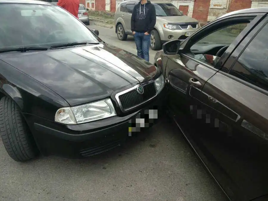 У центрі Кропивницького «побилися» дві «Skoda Octavia» (ФОТО)