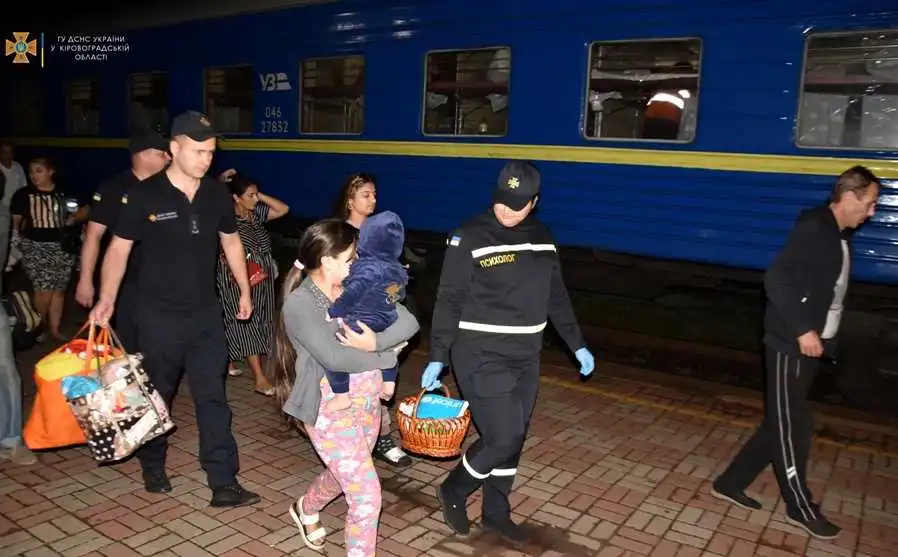 На Кіровоградщині зустріли черговий евакуаційний потяг з Донецької області (ФОТО)