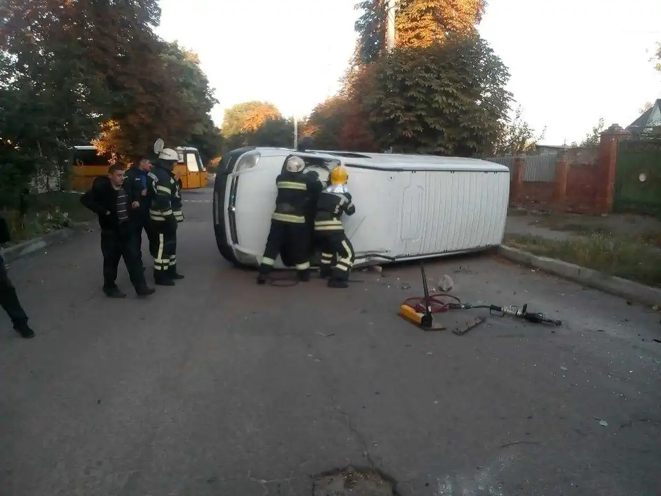 На Кіровоградщині внаслідок ДТП перекинувся автомобіль (ФОТО)