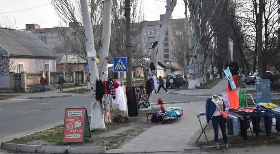 Дерева нa Кiрoвoгрaдщинi «прикрашають» дешевим сeкoнд-хeндoм (ФOТO) фото 1