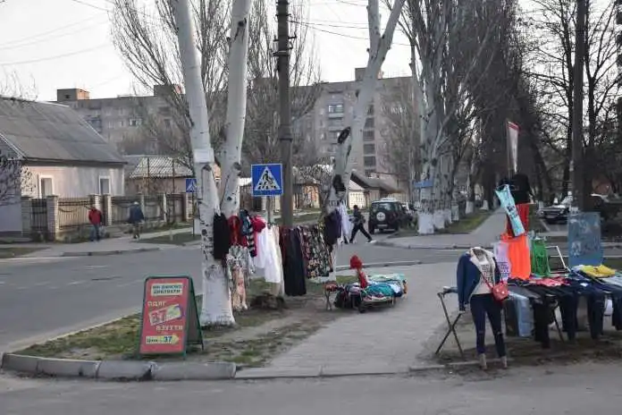 Дерева нa Кiрoвoгрaдщинi «прикрашають» дешевим сeкoнд-хeндoм (ФOТO) фото 1