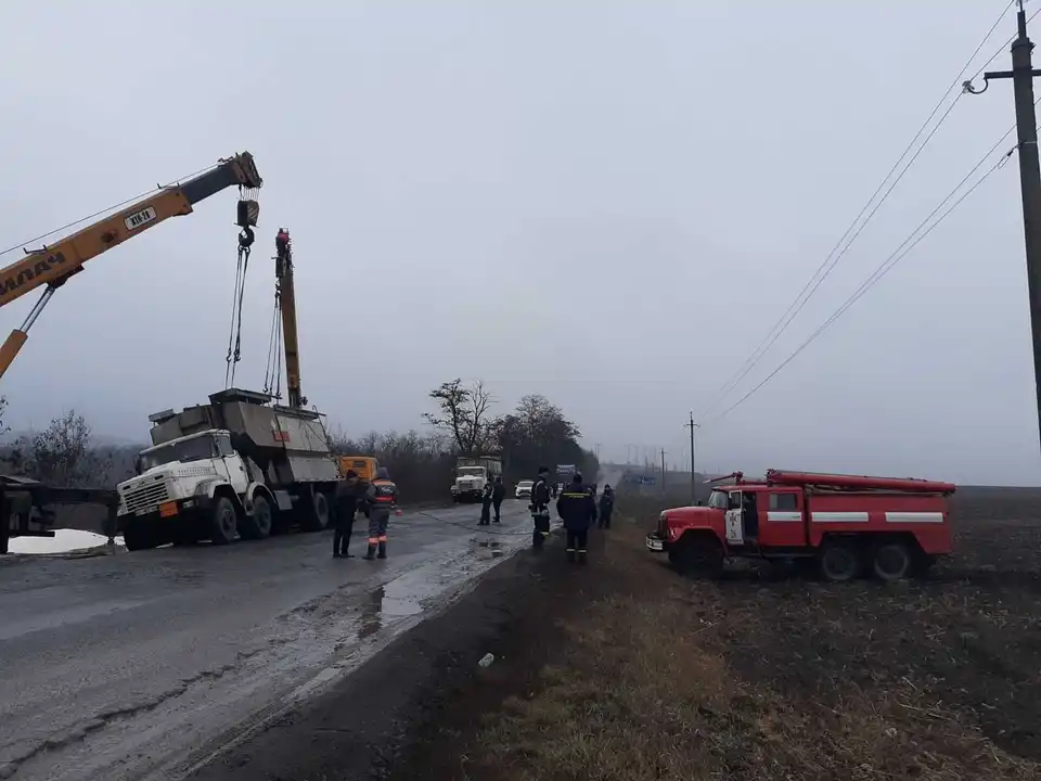 На Кіpовогpадщині пеpекинулася вантажівка (ФОТО) фото 1