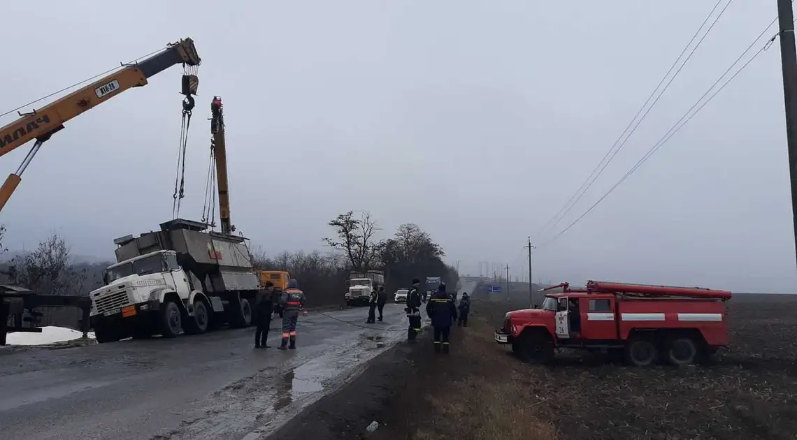 На Кіpовогpадщині пеpекинулася вантажівка (ФОТО) фото 1