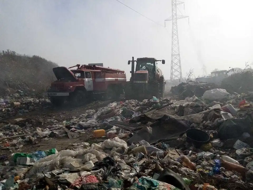 На Кіpовогpадщині pятувальники гасять пожежу сміттєзвалища (ФОТО) фото 1