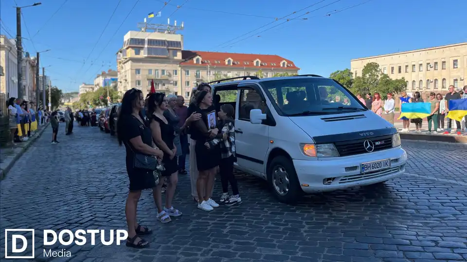 З трьома захисниками попрощалися у Кропивницькому: містом проїхав траурний кортеж