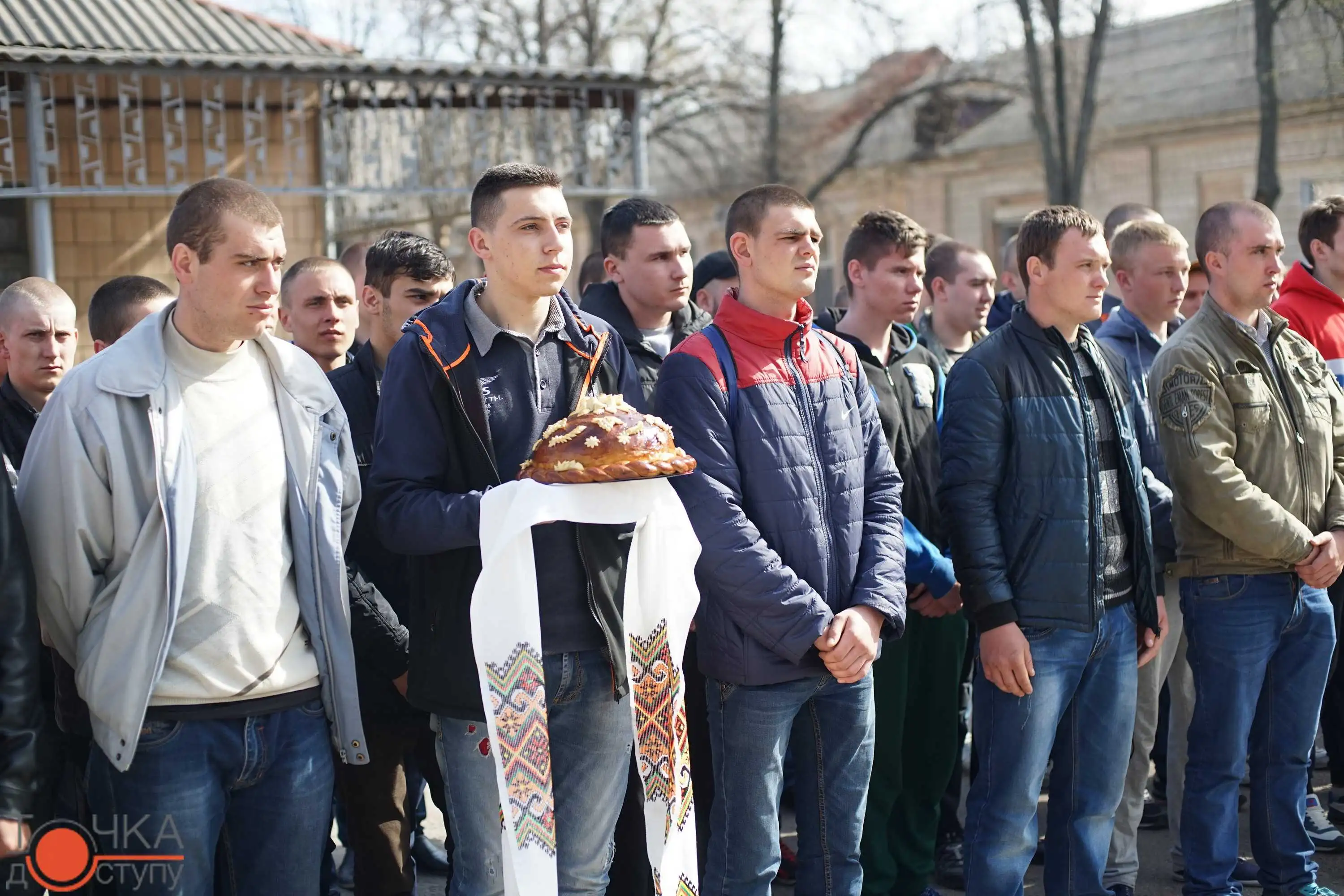 З маршем та слізьми дівчат: у Кропивницькому урочисто провели весняних призовників (ФОТОРЕПОРТАЖ) фото 1