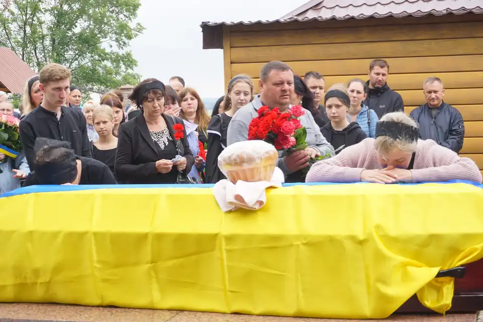 попрощалися з військовим