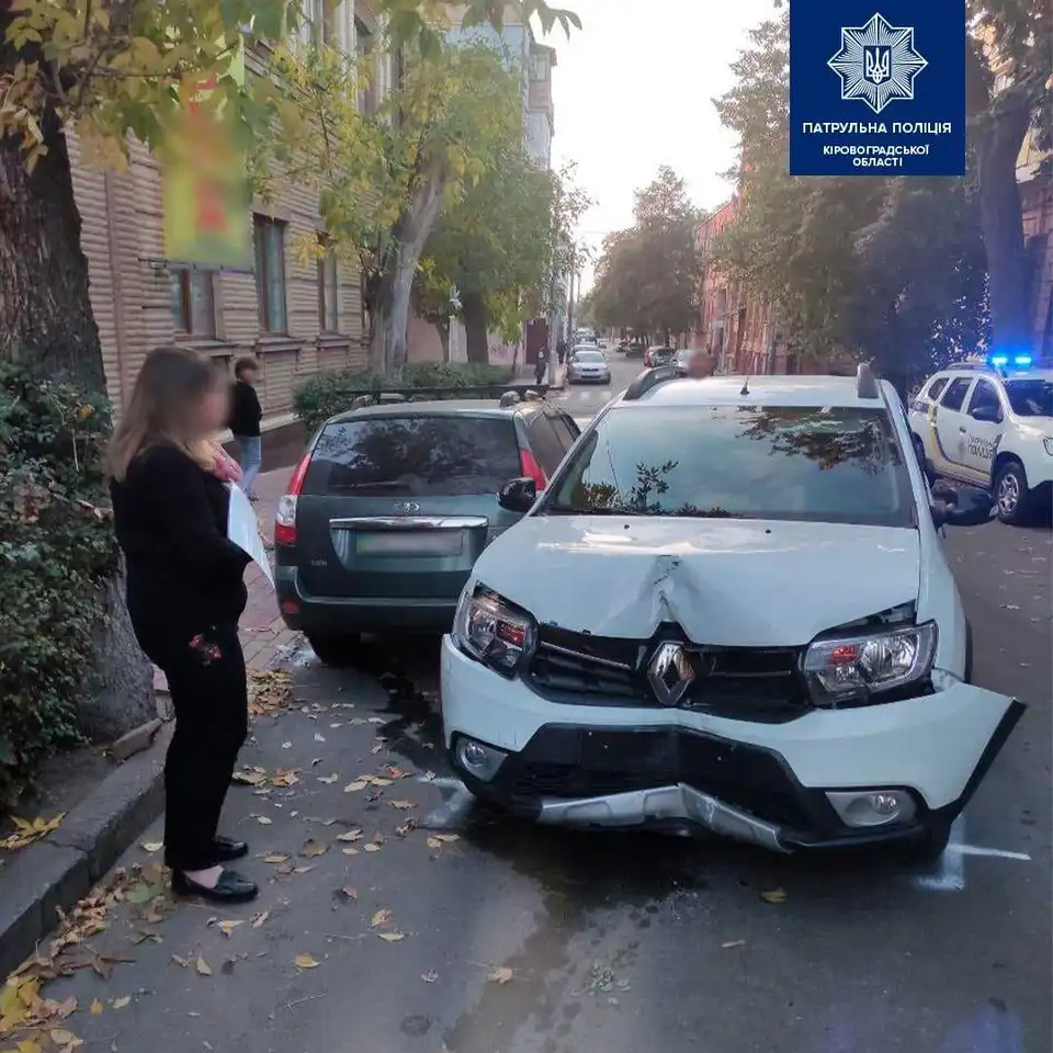 У Кропивницькому водійка протаранила стовп та інший автомобіль (ФОТО)