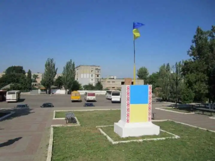 В Олександрії постамент, що лишився від Леніна, розмалюють петриківським розписом (ФОТО)