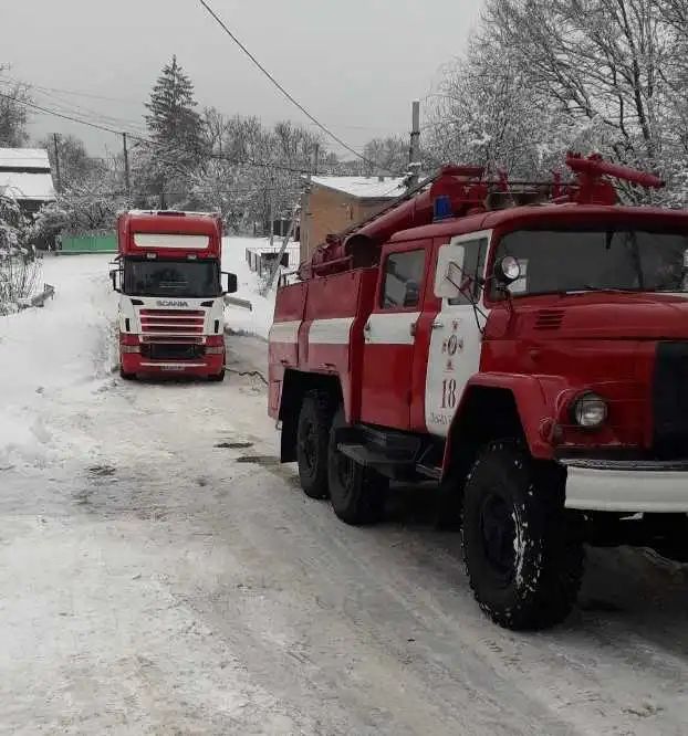 Наслідки негоди на Кіровоградщині: допомога 12 водіям та прибирання дерев (ФОТО)