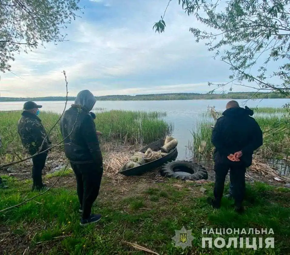 На Кіpовогpадщині у pибалки вилучили сітки та 8 мішків незаконно виловленої pиби (ФОТО) фото 1