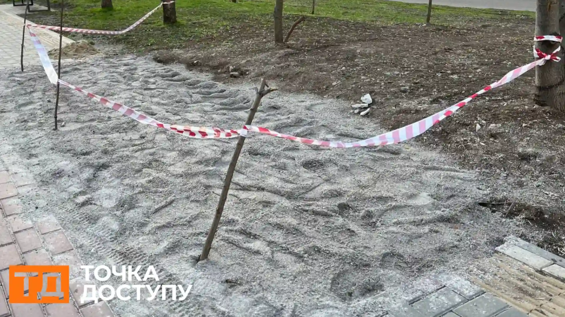 У Кропивницькому деякі місця поривів огороджують гілками й стрічкою
