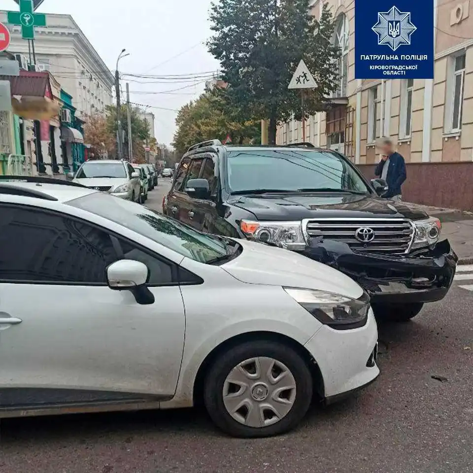 У Кропивницькому не розминулися "Toyota Land Cruiser" та "Renault" (ФОТО)