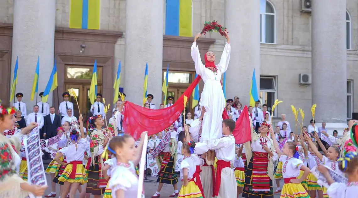 «Вінок єдності» у Кропивницькому: діти презентували новий символ України (ФОТО) фото 1