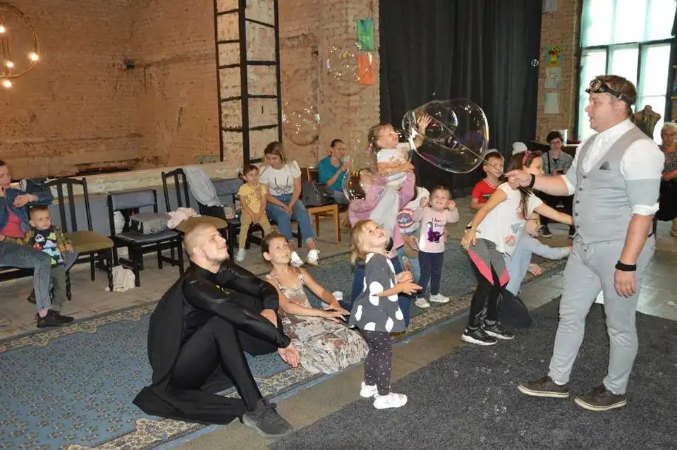 У Кpопивницькому хаpківські волонтеpи-аніматоpи влаштовували свято для дітей (ФОТО)