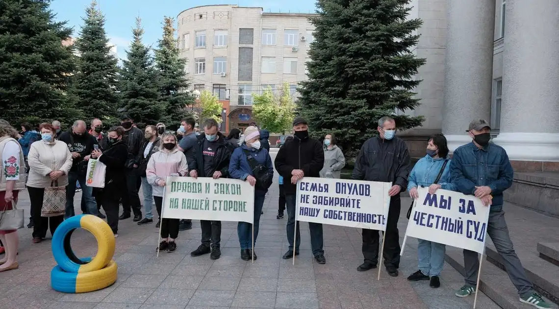 Підприємці з ринку "Європейський" мітингували під міськрадою Кропивницького (ФОТО) фото 1