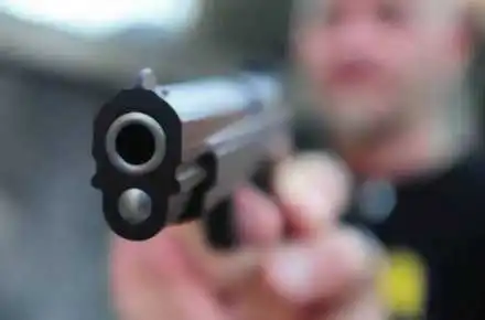 У Кропивницькому затримали чоловіка, який зброєю погрожував жінці та сусідам