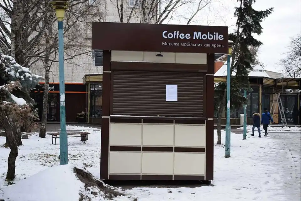 У центрі Кропивницького демонтують самовільно встановлений МАФ