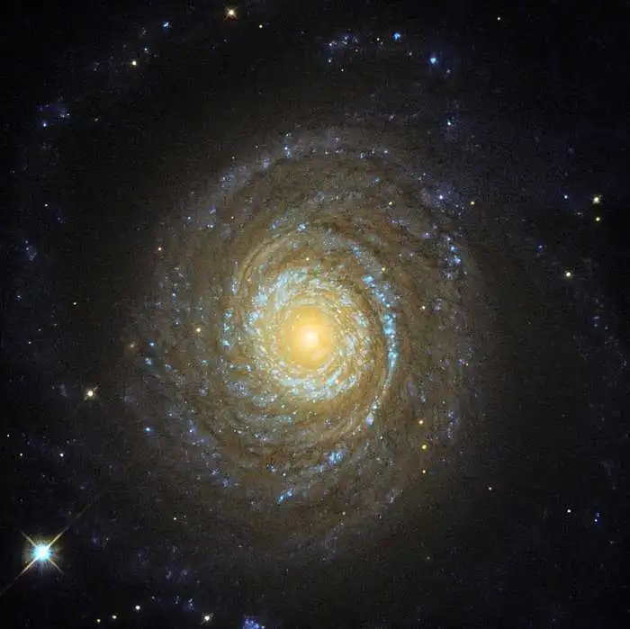 Таємниці космосу: «Хaббл» зафіксував масивну галактику NGC 6753 (ФОТО)