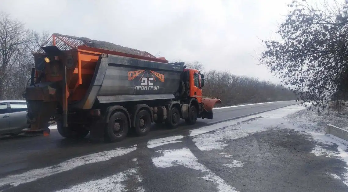 Кіровоградщина: на дорогах області працює снігоприбиральна техніка фото 1