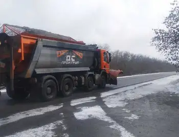 Кіровоградщина: на дорогах області працює снігоприбиральна техніка фото 1