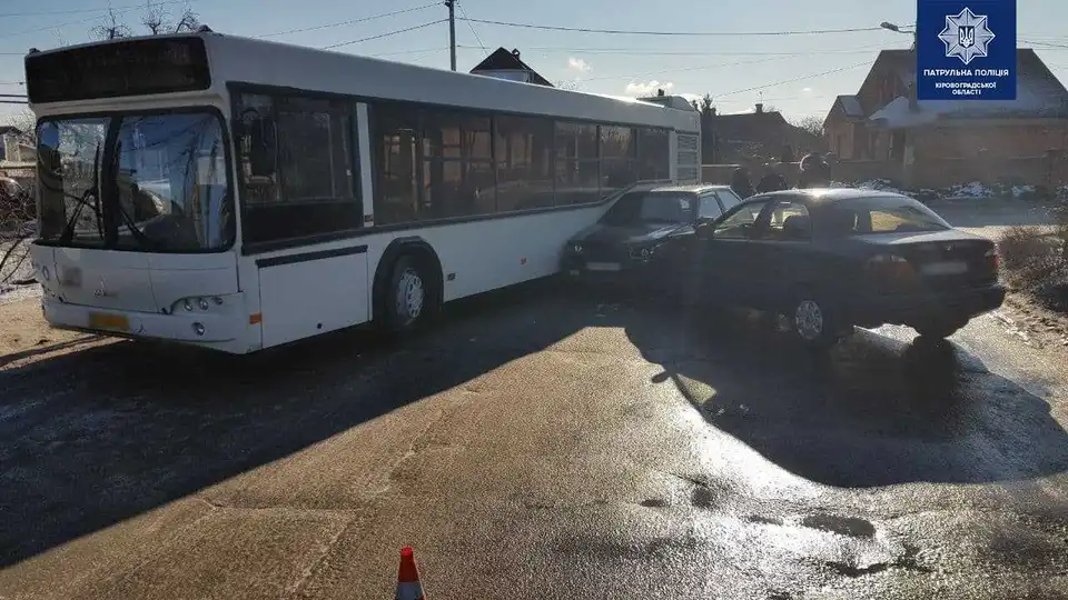 У Кропивницькому ВАЗ зіткнувся з Daewoo та автобусом (ФОТО)