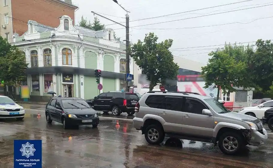 У середмісті Кропивницького не розминулися дві автівки (ФОТО)