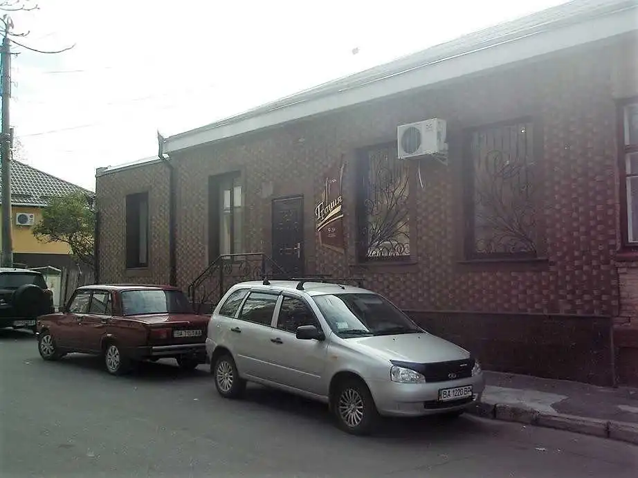 У центрі Кропивницького пустять з молотка салон краси (ФОТО)
