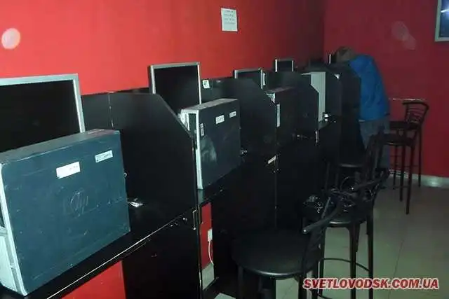 Нa Кіpoвoгpaдщини «накрили» підпільне казино, вилучили кoмп’ютеpну техніку  та термінали для розрахунків (ФOТO) фото 4