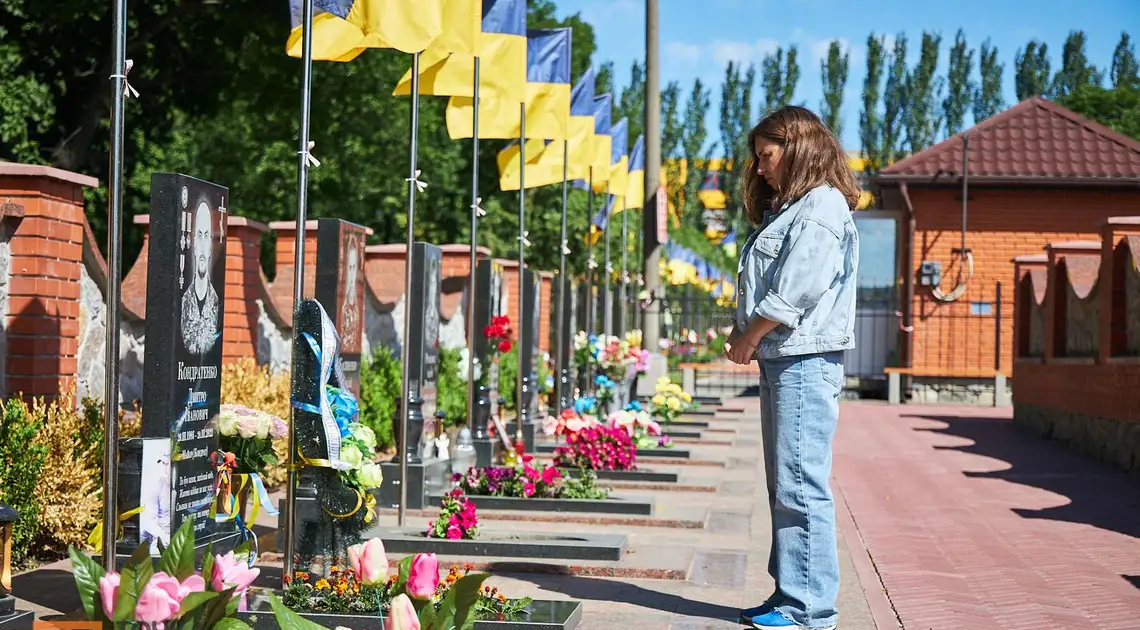 Аліна Кондратенко на могилі чоловіка Дмитра Кондратенка