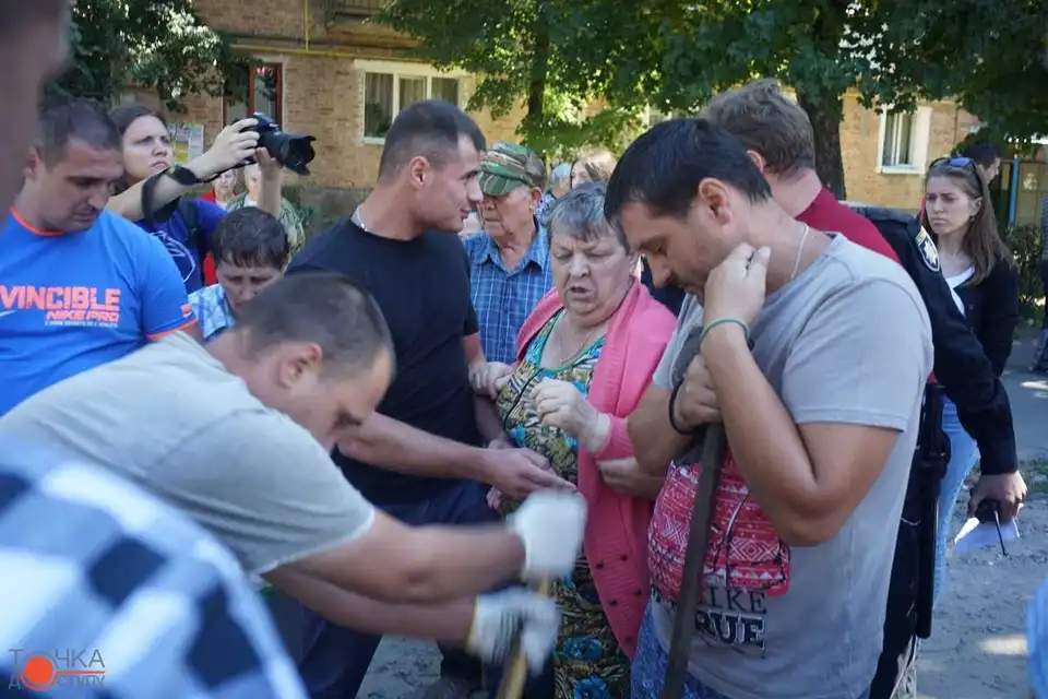 Будівельний скандал у Кропивницькому: люди повстали проти офісу на дитячому майданчику (ФОТОРЕПОРТАЖ) фото 1