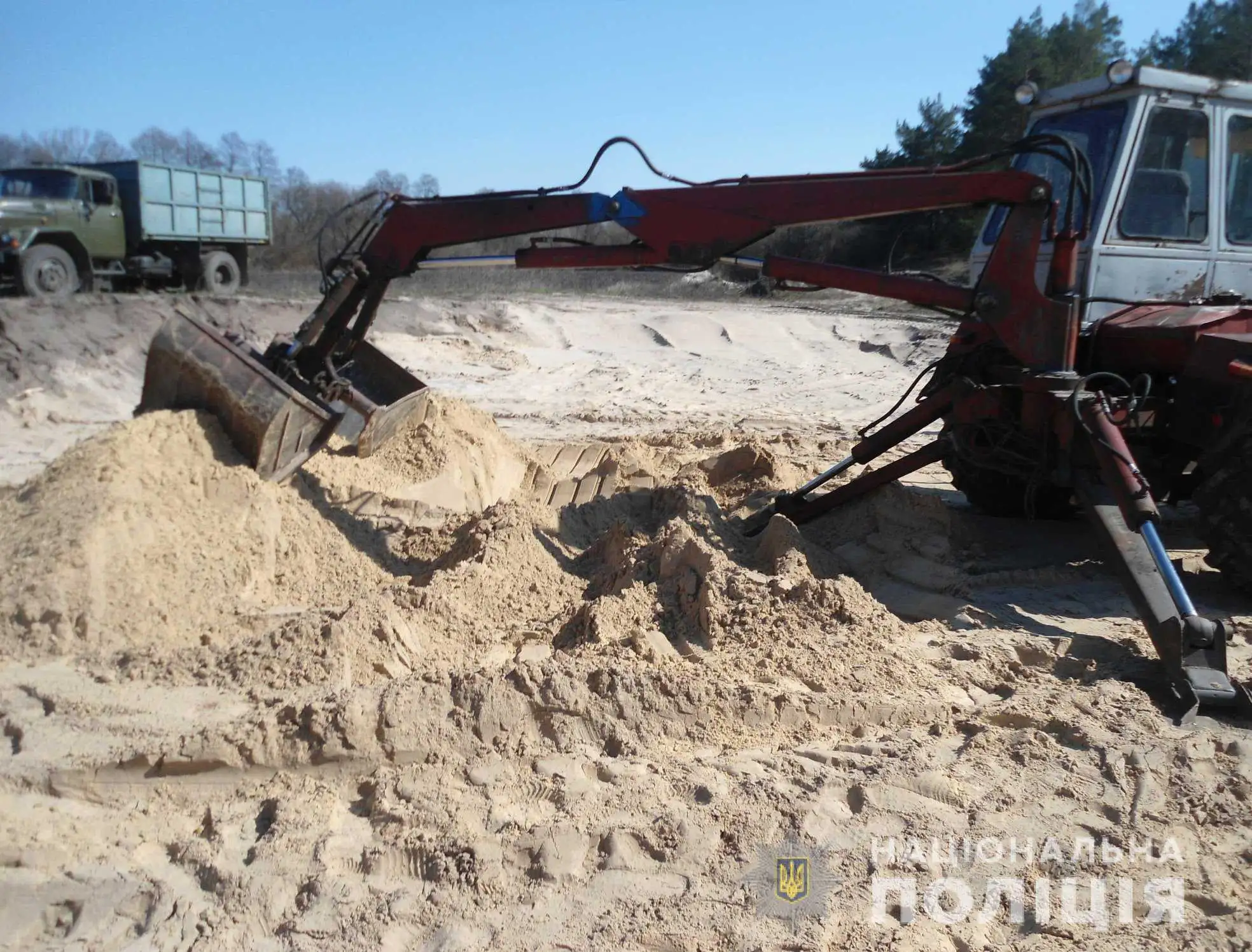 На Кіровоградщині затримали чоловіків, які незаконно видобували пісок (ФОТО) фото 1