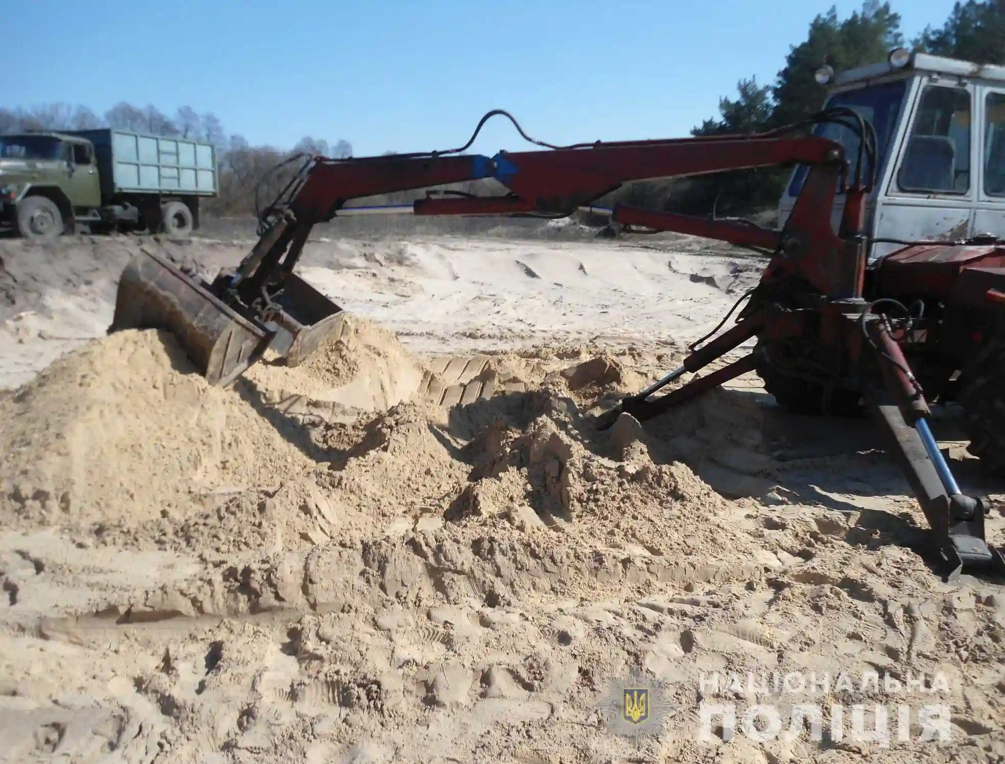 На Кіровоградщині затримали чоловіків, які незаконно видобували пісок (ФОТО) фото 1