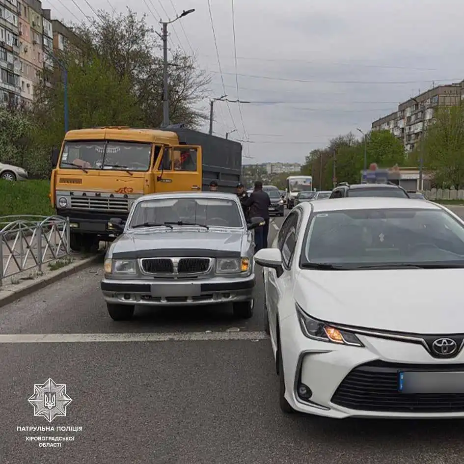 У Кропивницькому на Вокзальній сталася ДТП за участі трьох автівок (ФОТО)