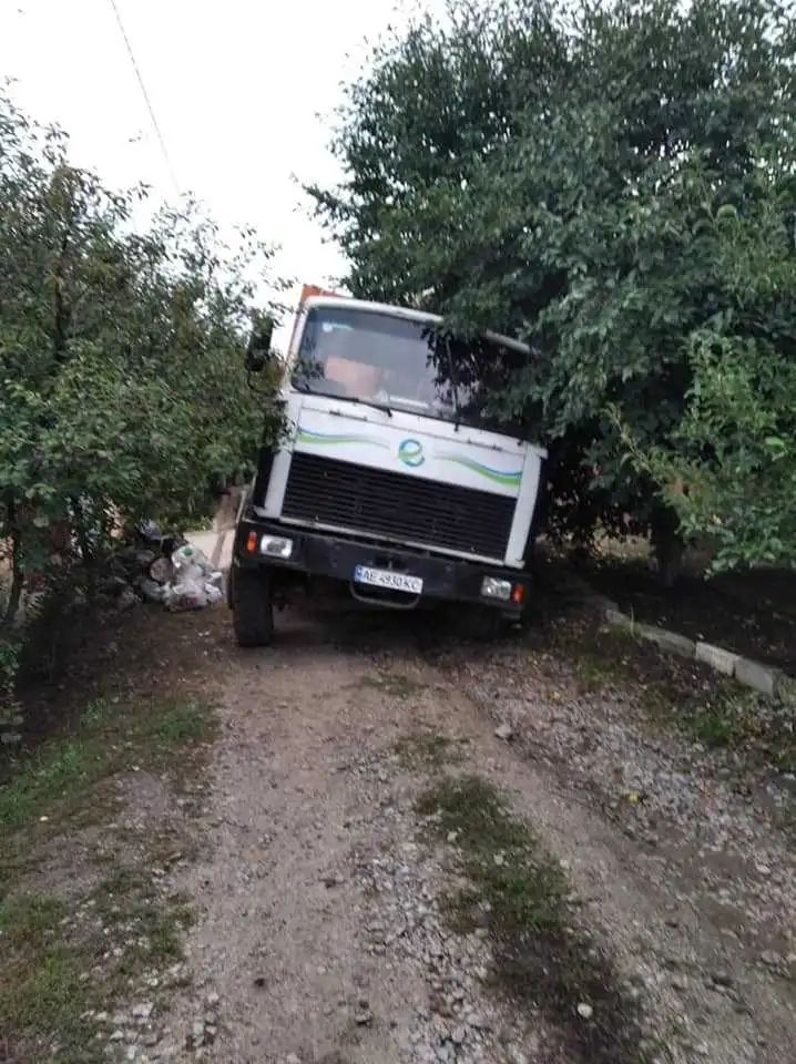 У Кропивницькому сміттєвоз провалився у яму на дорозі (ФОТО)