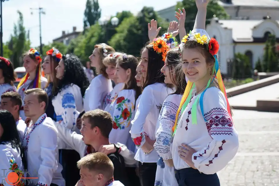 Флешмоб у Кропивницькому: студенти-медики змінили халати на вишиванки (ФОТО) фото 1