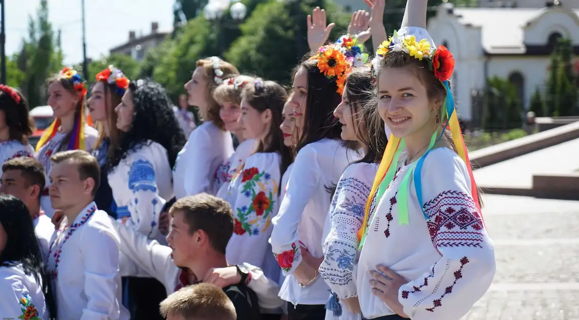 Флешмоб у Кропивницькому: студенти-медики змінили халати на вишиванки (ФОТО) фото 1