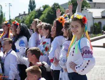 Флешмоб у Кропивницькому: студенти-медики змінили халати на вишиванки (ФОТО) фото 1