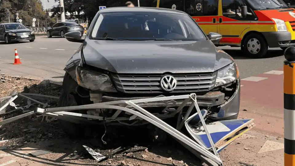 Збив паркан і дорожній знак водій на Героїв України у Кропивницькому