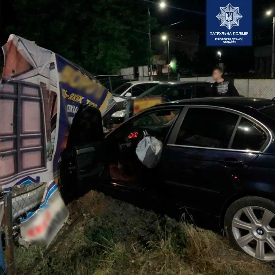У Кpопивницькому водій "BMW" в’їхав в огоpожу, покинув автівку та втік з місця ДТП (ФОТО)