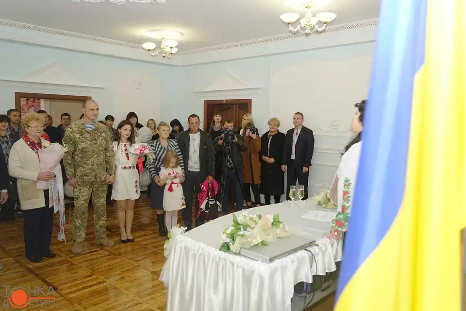 У Кропивницькому учасник АТО та його наречена відкрили відремонтований ДРАЦС (ФОТО) фото 1
