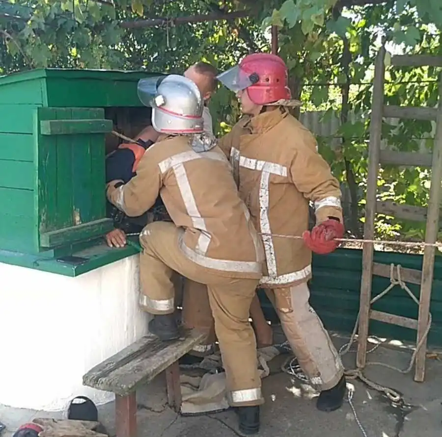 На Кіровоградщині рятувальники дістали чоловіка з колодязя (ФОТО)